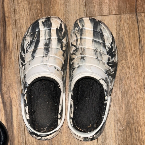 Monochrome Patterned Slip-On Clogs - Picture 1 of 1